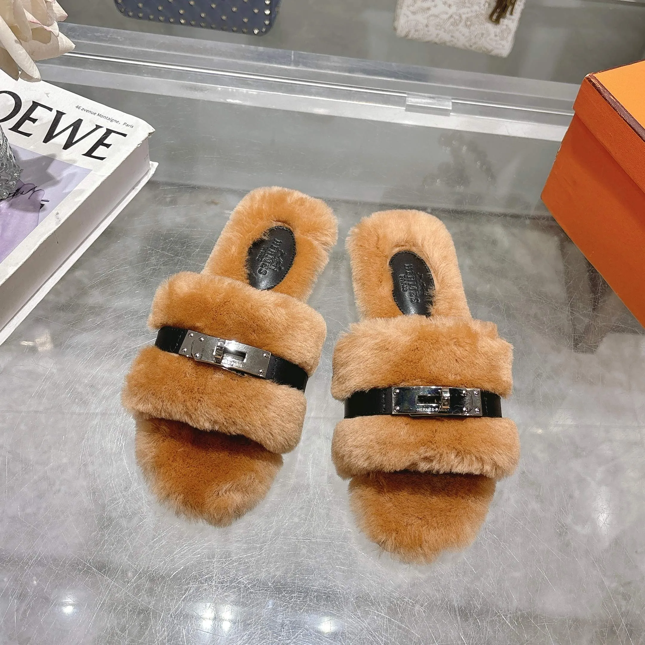👟👟Ex-factory price 500👟👟 Purchasing agent level Hermes Hermès second uncle hair slippers are in stock all year round. 2025 new and new colors official website, Xiaohongshu synchronizes the latest color matching Hermès hot models are hot online, upgraded workmanship, high quality! Fashionable small wool H-trailers, autumn and winter style flat-soled wool mop, can be customized without standard, non-refundable and non-exchangeable. Fabric: Imported lamb's roll real wool. Lining: Imported lamb's roll real wool. Outsole: Genuine leather outsole. Size: 35-43, [Note: 41, 42, 43 customized]